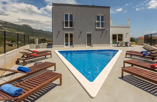 Rudine Apartment | Three bedroom apartment with terrace and sea view Kaštel Novi, Kaštela (A-21079-a)