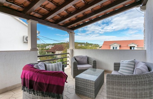 Sutivan Apartment | Three bedroom apartment with terrace and sea view Sutivan, Brač (A-744-a)
