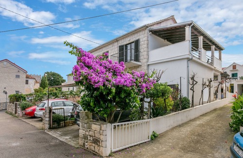Sutivan Apartment | Three bedroom apartment with terrace and sea view Sutivan, Brač (A-744-a)