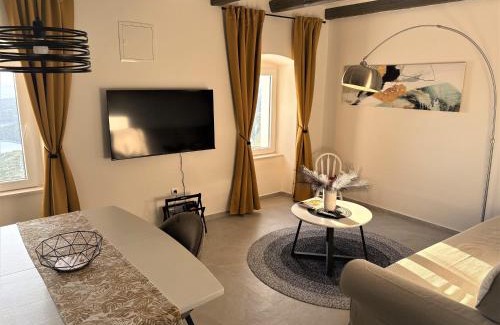 Ustrine Apartment | Tina's Sunset Haven