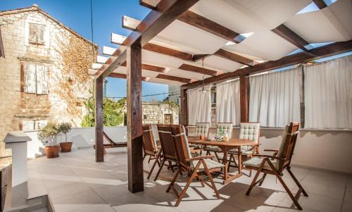 Trogir Villa | Tinel Longo, holiday home for up to 8, city center, BBQ, terrace