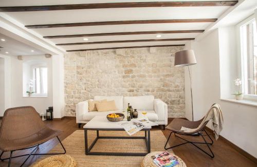 Trogir Villa | Tinel Longo, holiday home for up to 8, city center, BBQ, terrace
