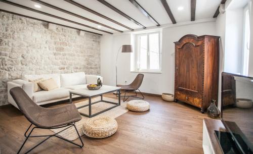 Trogir Villa | Tinel Longo, holiday home for up to 8, city center, BBQ, terrace