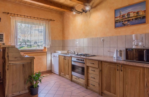 Brod Moravice House | Tranquil Holiday Home in Kvarner with Jacuzzi