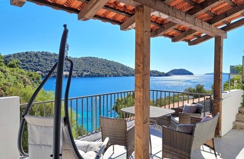 Ubli Apartment | Two bedroom apartment near beach Ubli, Lastovo (A-23365-a)