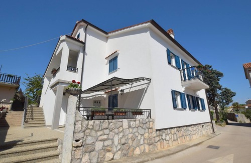 Porat Apartment | Two bedroom apartment with balcony and sea view Porat, Krk (A-19348-b)