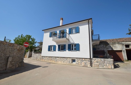 Porat Apartment | Two bedroom apartment with balcony and sea view Porat, Krk (A-19348-b)