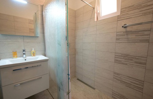 Porat Apartment | Two bedroom apartment with terrace Porat, Krk (A-20444-c)