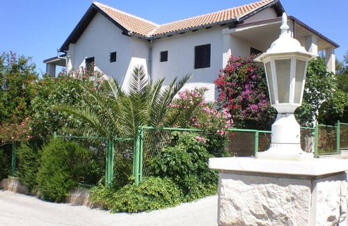 Cove Makarac (Milna) Apartment | Two bedroom apartment with terrace Milna, Brač (A-14961-a)