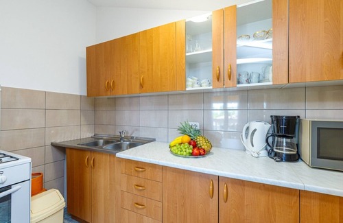 Nova Vas Apartment | Two-Bedroom Apartment Vanessa I with common Pool