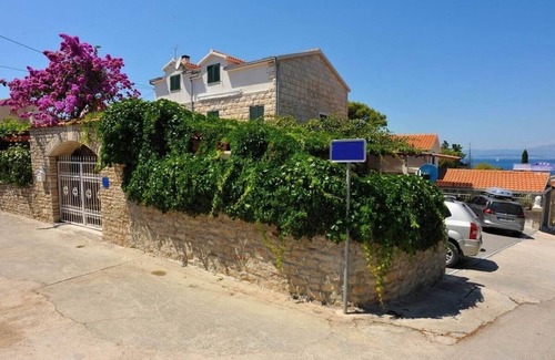 Sutivan Apartment | Two bedroom apartment with terrace and sea view Sutivan, Brač (A-16846-b)