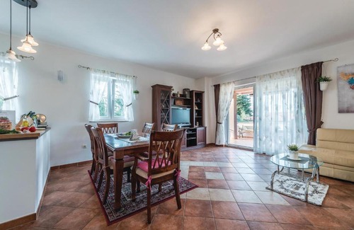 Sutomiscica Apartment | Two-Bedroom Apartment in Sutomiscica