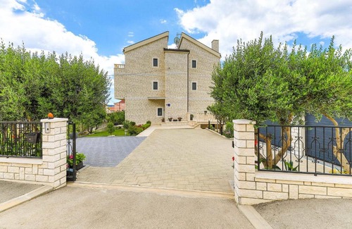 Kastel Kambelovac Apartment | Two-Bedroom Apartment in Kastel Kambelovac