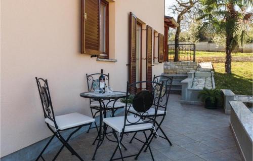 Zbandaj Apartment | Two-Bedroom Apartment In Porec