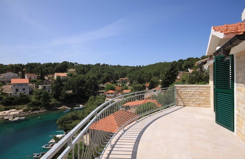 Cove Basina (Jelsa) Apartment | Two bedroom apartment near beach Basina, Hvar (A-8754-a)