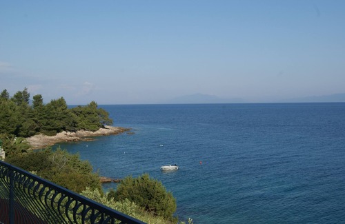 Zavala Apartment | Two bedroom apartment near beach Zavala, Hvar (A-553-e)