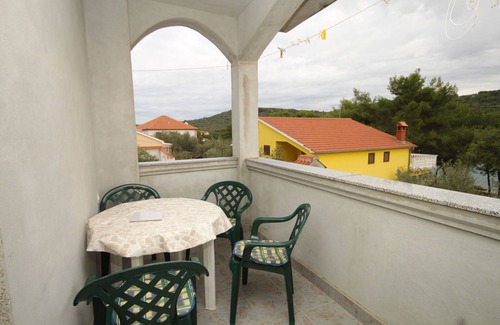Municipality of Kali Apartment | Two bedroom apartment near beach Cove Mala Lamjana, Ugljan (A-8461-c)