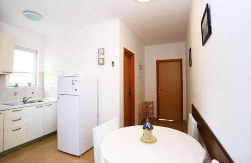 Municipality of Kali Apartment | Two bedroom apartment near beach Cove Mala Lamjana, Ugljan (A-8461-d)