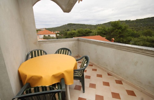 Municipality of Kali Apartment | Two bedroom apartment near beach Cove Mala Lamjana, Ugljan (A-8461-d)