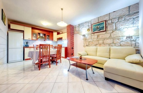 Stiniva Apartment | Two bedroom apartment near beach Rukavac, Vis (A-15352-a)