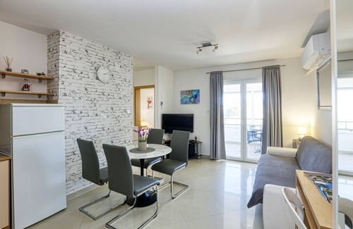 Pirovac Apartment | Two bedroom apartment with balcony Pirovac, Šibenik (A-15659-a)