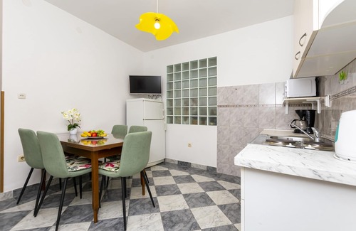 Omis Apartment | Two bedroom apartment with terrace and sea view Omiš (A-20787-b)