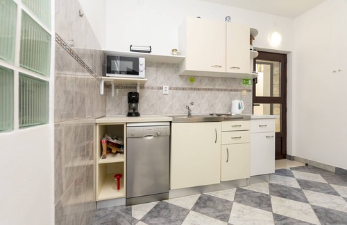 Omis Apartment | Two bedroom apartment with terrace and sea view Omiš (A-20787-b)