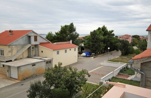 Vrsi Apartment | Two bedroom apartment with terrace and sea view Vrsi - Mulo, Zadar (A-5796-a)