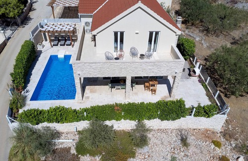 Pitve Villa | Villa Anouk - Modern Villa with Pool & Spa