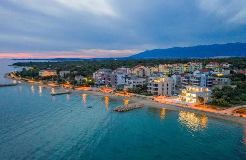 Kolan Apartment | Villa Eni Beachfront apartment with pool