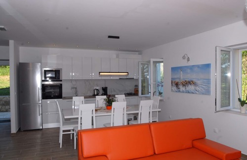 Petraca House | Villa Mambo - Three Bedroom Holiday Home with Terrace and Sea View