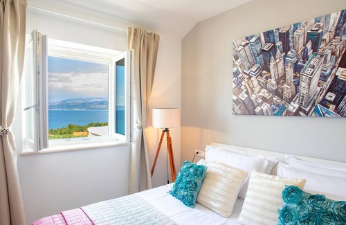 Splitska House | Well maintained accommodation with high standard, outdoor pool and peacefully located.