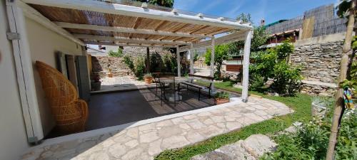 Galizana House | White house