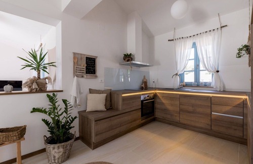 Vardica House | Wonderful private villa with A/C, private pool, WIFI, hot tub, TV, patio, pets allowed and parking