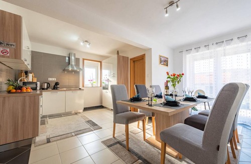 Municipality of Gracac Apartment | 100 m² Apartment ∙ 3 bedrooms ∙ 6 guests