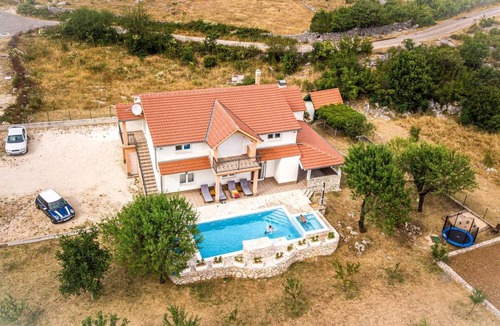Lecevica House | 120 m² House ∙ 3 bedrooms ∙ 7 guests