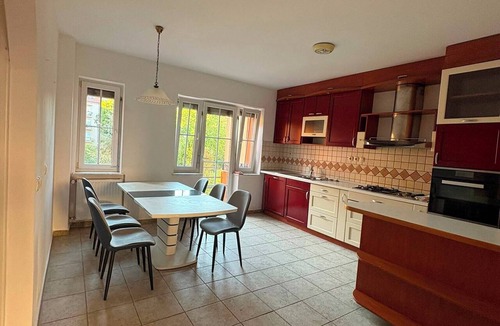 Ljubljana Apartment | 120m² 4Br High-Ceiling Apartment, Ljubljana city Center & TivoliPark with Balkon