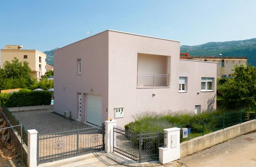 Dugopolje House | 179 m² House ∙ 3 bedrooms ∙ 8 guests