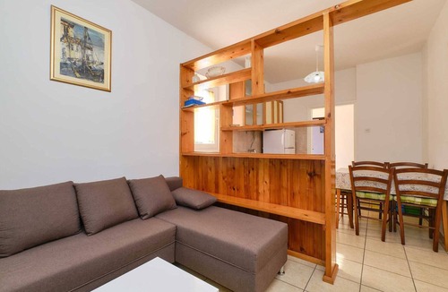 Nerezine Apartment | 2-Bedroom Apartment, 5-Guest Capacity with Private Parking