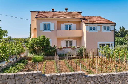 Nerezine Apartment | 2-Bedroom Apartment, 5-Guest Capacity with Private Parking