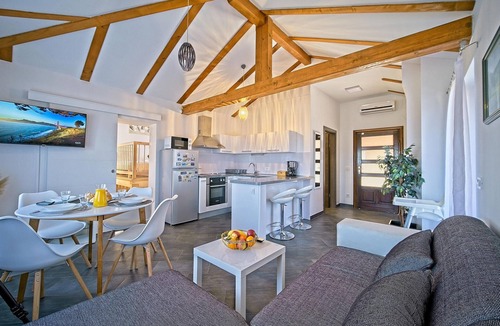 Brdovec House | 2 bedroom beach front home in Kraj Donji