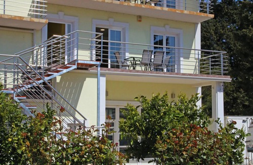 Donje Polje Villa | 2-bedroom luxury villa surrounded by mountain views just minutes from the beach