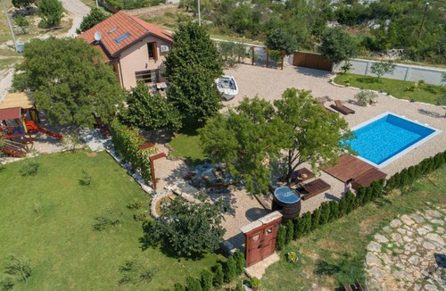 Smrdelje House | 200 m² House ∙ 4 bedrooms ∙ 11 guests