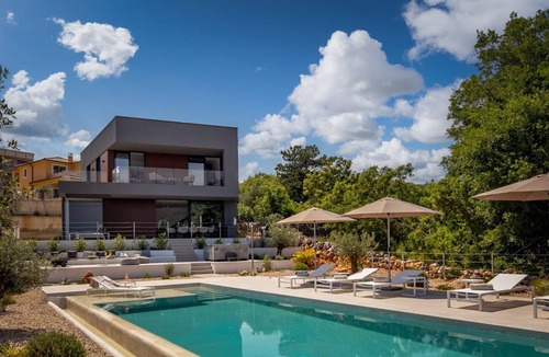 Vrbnik Villa | 200 m² Villa ∙ 4 bedrooms ∙ 7 guests