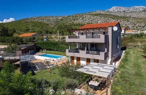Omis Villa | 215 m² Villa ∙ 4 bedrooms ∙ 7 guests