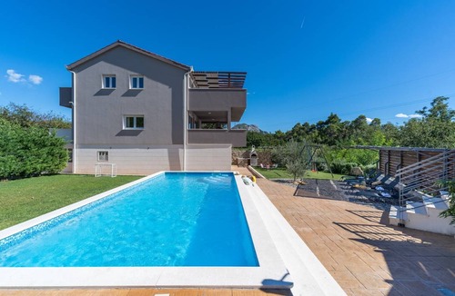 Omis Villa | 215 m² Villa ∙ 4 bedrooms ∙ 7 guests