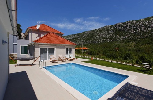 Tucepi House | 237 m² House ∙ 3 bedrooms ∙ 6 guests