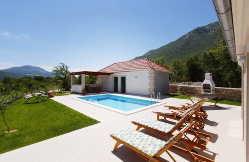 Tucepi House | 237 m² House ∙ 3 bedrooms ∙ 6 guests