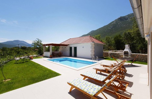 Tucepi Villa | 237 m² Villa ∙ 3 bedrooms ∙ 6 guests