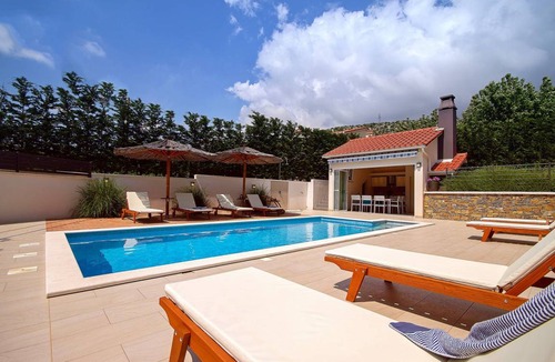 Omis Villa | 240 m² Villa ∙ 4 bedrooms ∙ 10 guests